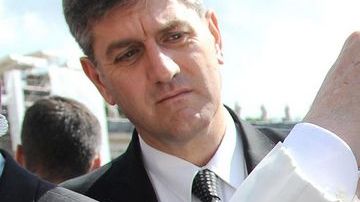 El Papa intercambia solideos con una asistente a la audiencia en la Plaza de San Pedro.