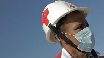 Para salvar vidas, los voluntarios de la Cruz Roja suelen arriesgar la propia.