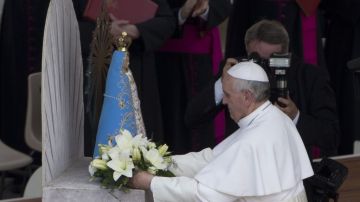 El Papa Francisco dijo a las monjas que el mejor ejemplo se encuentra en la Virgen María, a cuya imagen presentó una ofrenda floral hoy.