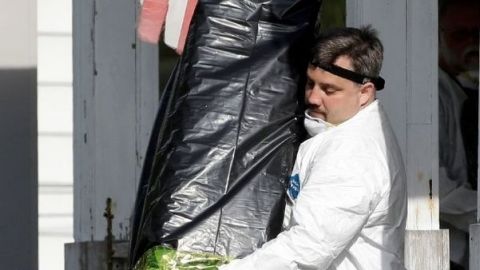 El FBI recoge pruebas de la casa de Castro y fuera se puede ver la bandera de Puerto Rico.