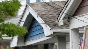 El FBI reune pruebas en la casa donde las tres mujeres estuvieron secuestradas por casi una década.