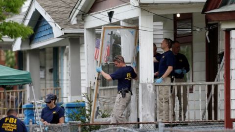 El FBI reune pruebas en la casa donde las tres mujeres estuvieron secuestradas por casi una década.
