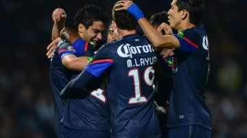 Raúl Jiménez es felicitado por sus compañeros, tras conseguir el gol del triunfo