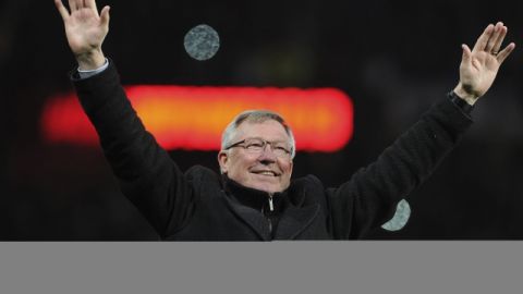 Sir Alex Ferguson se va del Manchester United con los brazos en alto, al dejarlo como campeón de la Liga Premier.