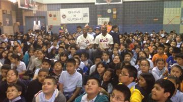 Alrededor de 300 niños de la escuela pública 92 de Corona, Queens, recibieron el mensaje de los lanzadores LaTroy Hawkins y Robert Carson, de los Mets, sobre la importancia de la lectura.