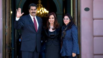Nicolás Maduro, saluda a la salida de la sede de gobierno, en Buenos Aires, acompañado de su colega Cristina Fernández.