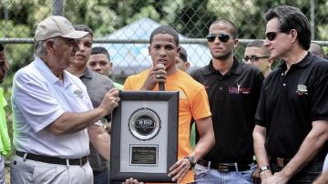 Félix 'Diamante' Verdejo (centro) recibe de los miembros de la Organización Mundial de Boxeo el reconocimiento por su trayectoria en el boxeo amateur. Ahora como profesional marcha invicto y va a pelear el 18 de mayo en Puerto Rico.