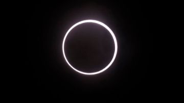 Esta es la imagen que logra ver por minutos durante un eclipse solar.