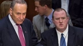 De izquierda a derecha, el senador Chuck Schumer, que está de pie, el senador Orrin G. Hatch y el senador Chuck Grassley en el debate sobre reforma migratoria en el Senado.