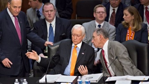 De izquierda a derecha, el senador Chuck Schumer, que está de pie, el senador Orrin G. Hatch y el senador Chuck Grassley en el debate sobre reforma migratoria en el Senado.