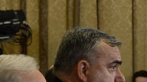 El comisario de Policía de Boston, Ed Davis (i), y el senador independiente por Connecticut, Joe Lieberman (2i), comparecen en la audiencia del Comité de Seguridad Nacional sobre los atentados de Boston celebrada en el Capitolio.