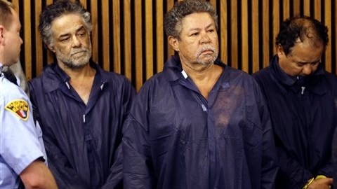 Desde la izquierda, Onil, Pedro y Ariel Castro, durante su comparecencia hoy en el tribunal.