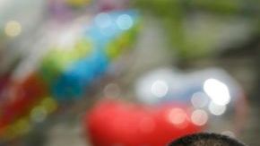 Ricardo de Jesús (izq.), hermano de Gina, Nancy Ruiz, madre de Gina, y el padre, Félix de Jesús, aparecen emocionados durante una rueda de prensa fuera de su casa el miércoles.