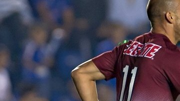 Carlos Ochoa anotó el segundo gol del Morelia, en la derrota 4-2 ante Cruz Azul