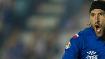 El delantero argentino del Cruz Azul, Mariano Pavone, colaboró en el triunfo con un doblete