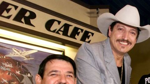 Los integrantes de Bronco El Gigante de América festejan a las madres.