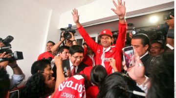 José  Cardozo, goleador histórico del Toluca, saluda a los aficionados tras su presentación.