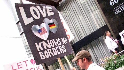 Durante una manifestación, gays exigen ser incluidos en la reforma migratoria.