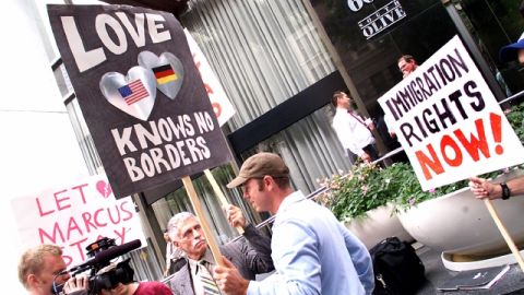 Durante una manifestación, gays exigen ser incluidos en la reforma migratoria.
