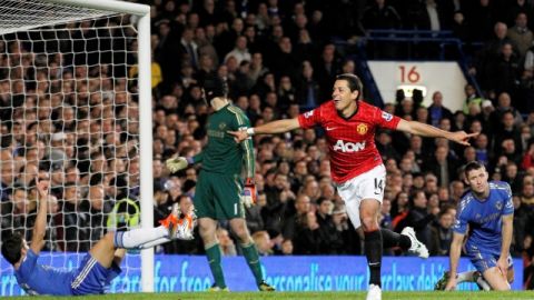 El artillero mexicano Javier 'Chicharito' Hernandez se ha ganado el aprecio de los dirigentes del Manchester United.