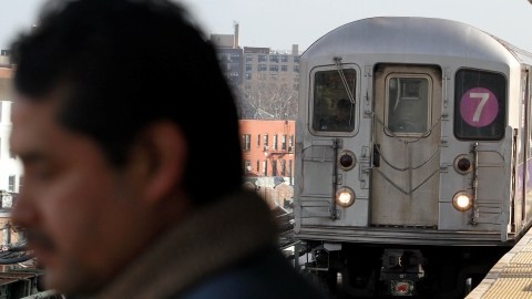 En Yonkers, hispanos construyen los nuevos trenes de la línea 7 del metro.