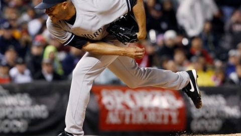 El taponero Mariano Rivera lleva 12 rescates en 12 oportunidades.