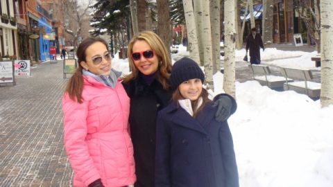 María Elena Salinas (en la foto con sus hijas) se declara una madre 'full time' a pesar de su demandante trabajo como periodista de Univision.