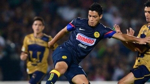 Raúl Alonso Jiménez (izq.)  convirtió el tanto del triunfo del América 1-0 sobre los locales de Pumas de la UNAM.