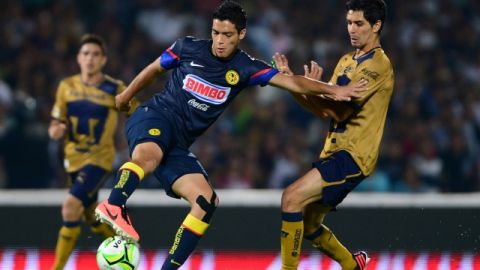 Raúl Alonso Jiménez (izq.)  convirtió el tanto del triunfo del América 1-0 sobre los locales de Pumas de la UNAM.