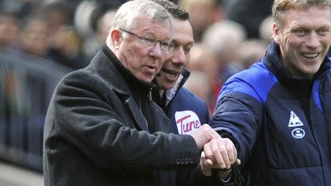 Sir Alex Ferguson (izq.) saluda al entonces técnico del Everton en el 2010,  David Moyes, quien fue anunciado ayer  como nuevo estratega del Manchester   United.