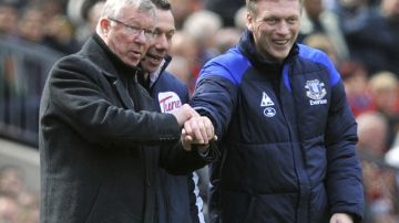 Sir Alex Ferguson (izq.) saluda al entonces técnico del Everton en el 2010,  David Moyes, quien fue anunciado ayer  como nuevo estratega del Manchester   United.