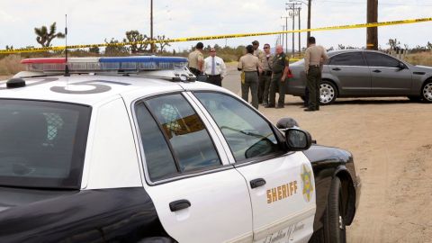 Agentes investigan en el lugar donde los perros atacaron de muerte a una dama en la comunidad de Littlerock, unos 104 kilómetros (65 millas) al noreste de Los Angeles.