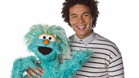 Ismael Cruz junto a "Rosita", otro de los personajes de "Sesame Street".