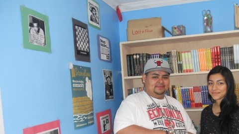 Jessica Castillo y Luis Casco, dos de tres voluntarios que ayudan a los menores los lunes y miércoles.