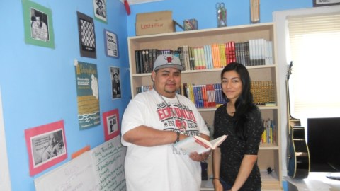 Jessica Castillo y Luis Casco, dos de tres voluntarios que ayudan a los menores los lunes y miércoles.