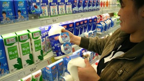 En 2008, la leche artificial afectó a 300,000 niños en China