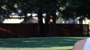 Diana (izquierda) le agradece a su mamá Berly que la haya apoyado en un programa para bajar de peso.