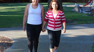 Diana (izquierda) le agradece a su mamá Berly que la haya apoyado en un programa para bajar de peso.