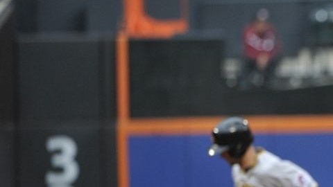 Jordy Mercer le encontró la pelota a Robert Carson (73) para colaborar con su novena.