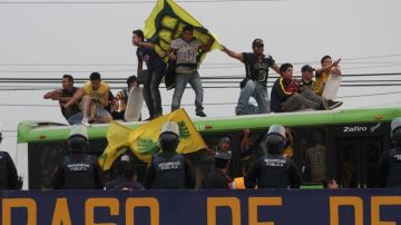 La solución 'cómoda' de las autoridades del DF: Contensión, pero permisividad a las barras y la violencia en el fútbol mexicano.