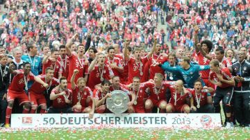 El Bayern Munich pudo celebrar por fin su título en la Bundesliga tras ganarle al Augsburgo en un partido más de trámite.