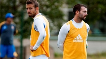 Emanuel Villa y Ricardo Ferretti dialogan durante en una práctica. Los Tigres intentarán seguir en la pelea de la Fiesta Grande.