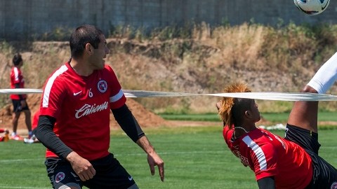 Fidel Martinez,  de Xolos, se lanza al aire para golpear un balón en la práctica de ayer.