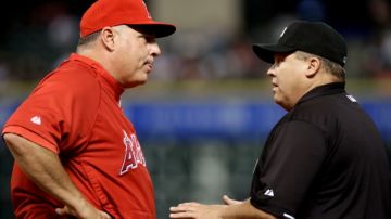 Mike Mike, manager de los Angelinos, discute con el umpire Fieldin Culbreth en el juego del jueves en Houston.