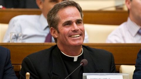 Thomas Williams deserta en el sacerdocio para cuidar de su hijo.