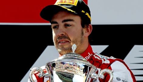El piloto español de Ferrari Fernando Alonso celebra en el podio su victoria en el Gran Premio de España.