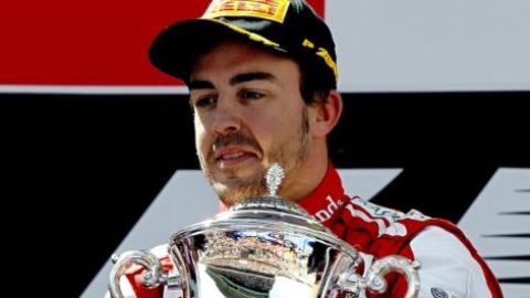 El piloto español de Ferrari Fernando Alonso celebra en el podio su victoria en el Gran Premio de España.