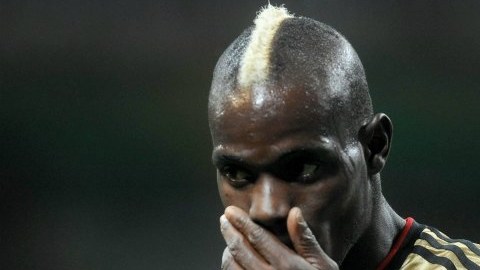 El delantero del AC Milán, Mario Balotelli, fue blanco de cánticos racistas
