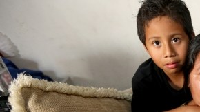 Acompañada de sus hijos Édgar, de 5 años, y Antony, de 7, Olga Fuentes sostiene una foto de su esposo Édgar Metzar.