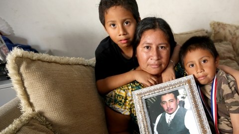 Acompañada de sus hijos Édgar, de 5 años, y Antony, de 7, Olga Fuentes sostiene una foto de su esposo Édgar Metzar.